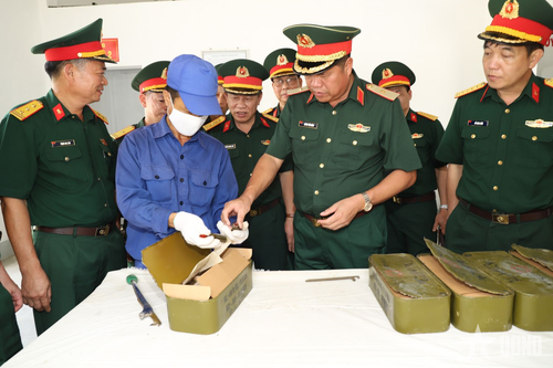Thiếu tướng Huỳnh Tấn Hùng kiểm tra công tác chọn đạn trước khi bao gói tại Trạm bảo dưỡng, sửa chữa (Kho K856).
