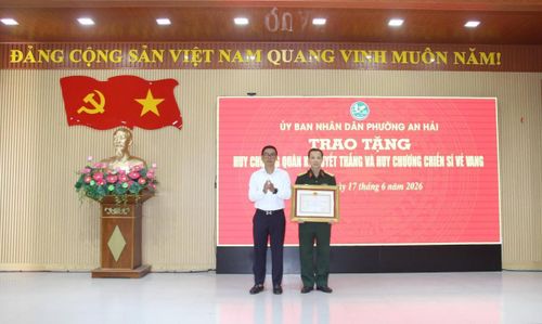 Lãnh đạo UBND P. An Hải trao tặng khen thưởng cho cá nhân có thành tích xuất sắc.