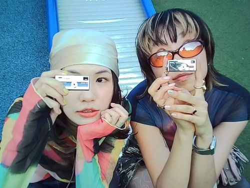 Việc giữ nguyên cấu hình nhưng làm mới trải nghiệm cho thấy Kodak và Reto Production đang khai thác tối đa giá trị hoài niệm, yếu tố sưu tầm và xu hướng retro đang bùng nổ trên thị trường, biến Charmera Millennium Edition thành một món đồ chơi công nghệ độc đáo có khả năng tiếp tục tạo nên cơn sốt trong năm 2026.