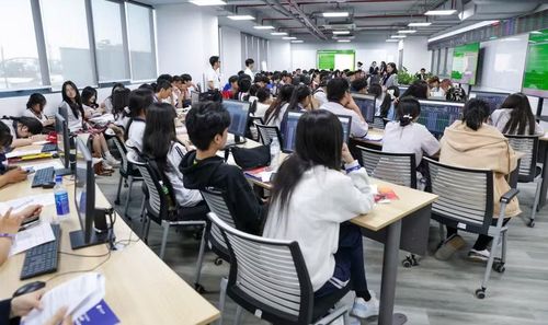 Học sinh tham quan môi trường học tập tại Trường Đại học Văn Lang. Ảnh: NTCC
