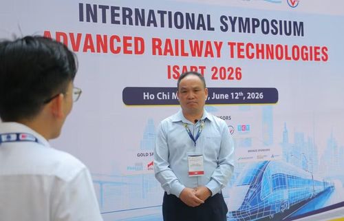 PGS.TS Nguyễn Hồng Thái, Trưởng Khoa Vận tải - Kinh tế (UTC), Phó Chủ tịch Hội Kinh tế và Vận tải Đường sắt Việt Nam trao đổi bên lề Hội thảo ISART 2026.
