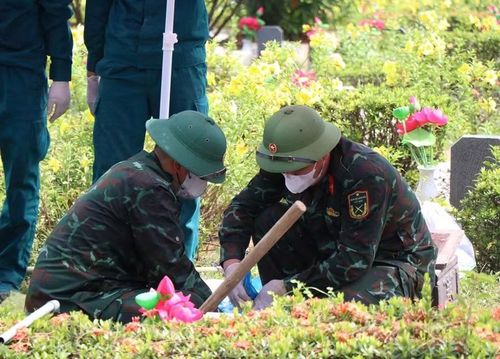 Các tổ công tác khai quật phần mộ liệt sĩ vô danh tại Nghĩa trang TP Huế để lấy mẫu ADN và số hóa thông tin. (Ảnh: M.T)