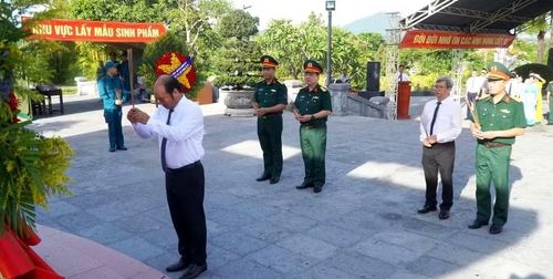 Lãnh đạo TP Huế cùng các đơn vị dâng hương tại Nghĩa trang TP Huế.