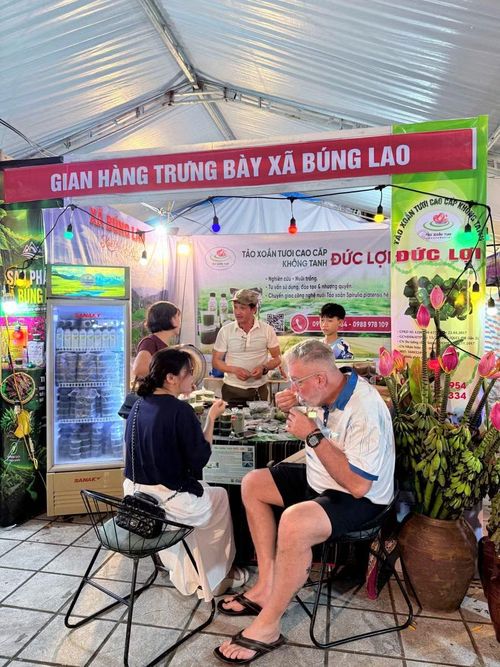 Du khách trải nghiệm tại không gian hội chợ Xúc tiến thương mại và các sản phẩm OCOP tỉnh Điện Biên năm 2026.