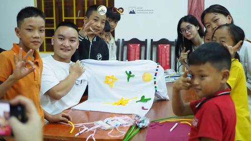 Học sinh được học thiết kế thời trang dựa trên văn hóa trang phục cổ truyền.