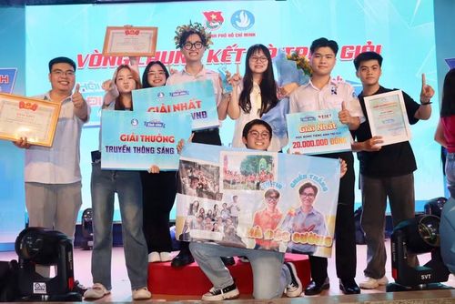 Đức Cường cùng bạn bè tại đêm chung kết. Ảnh: NVCC.