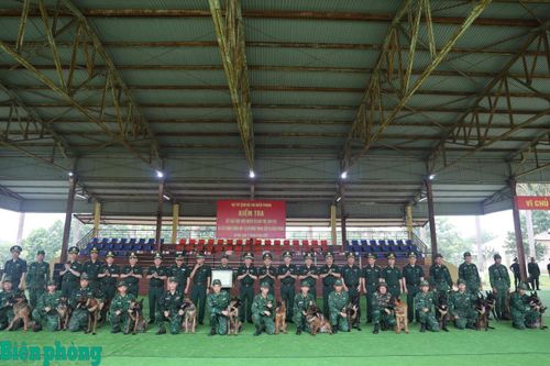 Trung tướng Vũ Trung Kiên và Đoàn công tác trao quà động viên cán bộ, huấn luyện viên chó nghiệp vụ sau phần thực hành xử lý tình huống trên thao trường. Ảnh: Xuân Khoa
