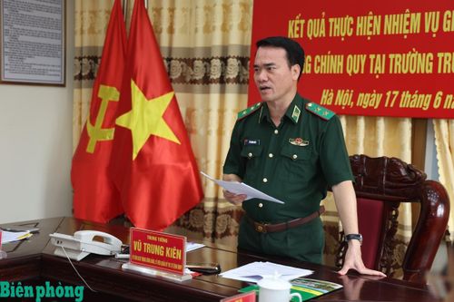 Trung tướng Vũ Trung Kiên phát biểu kết luận buổi kiểm tra, làm việc tại Trường Trung cấp 24 Biên phòng. Ảnh: Xuân Khoa
