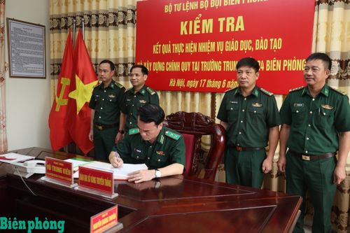 Trung tướng Vũ Trung Kiên ghi Sổ vàng truyền thống của Trường Trung cấp 24 Biên phòng. Ảnh: Xuân Khoa
