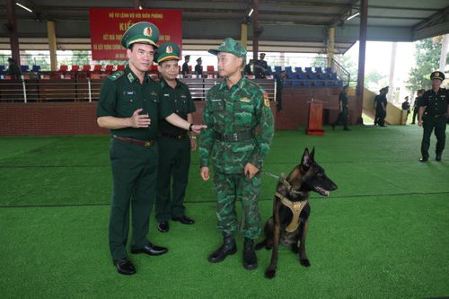 Trung tướng Vũ Trung Kiên trò chuyện, động viên cán bộ, chiến sĩ nhà trường. Ảnh: Xuân Khoa