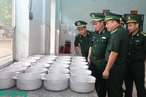 Đoàn công tác của Bộ Tư lệnh Bộ đội Biên phòng kiểm tra công tác bảo đảm hậu cần, chăm sóc chó nghiệp vụ tại Trường Trung cấp 24 Biên phòng. Ảnh: Xuân Khoa