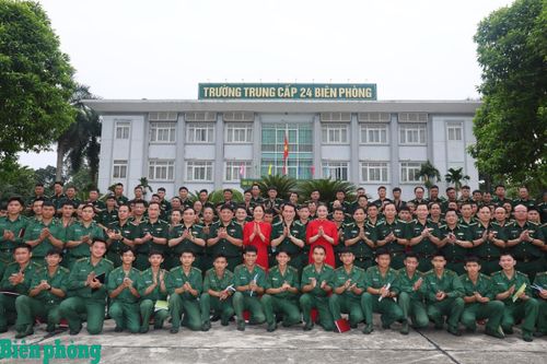 Trung tướng Vũ Trung Kiên cùng đoàn kiểm tra chụp ảnh lưu niệm với cán bộ, chiến sĩ Trường Trung cấp 24 Biên phòng. Ảnh: Xuân Khoa