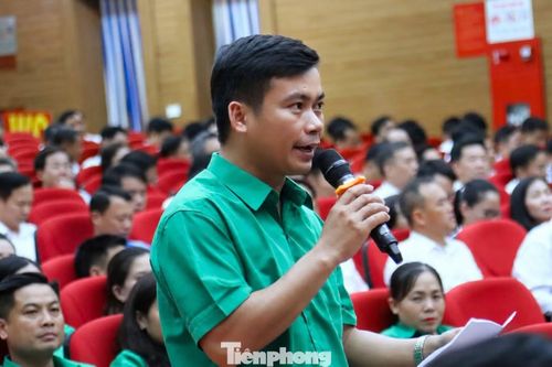 Đại diện hội nông dân các xã, phường đặt câu hỏi.