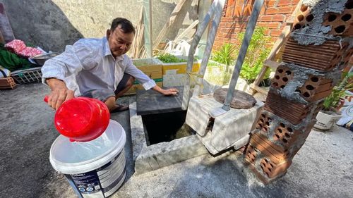 Người dân trên đảo Bé phải chắt chiu từng giọt nước. Ảnh: Nguyễn Ngọc