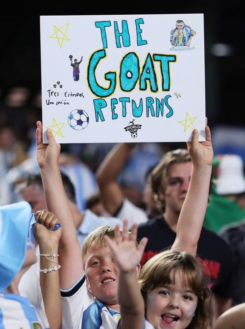 Một tấm poster khác thu hút nhiều sự chú ý với dòng chữ “The GOAT Returns” (GOAT trở lại). Thông điệp thể hiện niềm tin của người hâm mộ rằng Messi vẫn là biểu tượng lớn nhất của bóng đá thế giới và tiếp tục tạo nên những chương mới trong sự nghiệp.