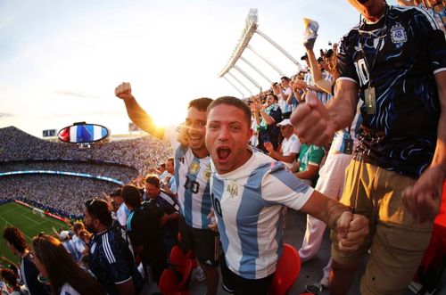 Các cổ động viên Argentina không ngừng vỗ tay, hát vang và ghi lại những khoảnh khắc đáng nhớ bằng điện thoại. Nhiều người xem đây là cơ hội hiếm hoi để trực tiếp chứng kiến Messi thi đấu tại World Cup, vì thế mọi khoảnh khắc trên sân đều được trân trọng.