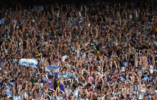Lionel Messi trở thành tâm điểm tuyệt đối trên sân vận động Kansas khi liên tục khuấy đảo hàng phòng ngự Algeria, lập cú hat-trick ấn tượng. Sau mỗi pha xử lý đẳng cấp, hơn 80.000 khán giả trên các khán đài đồng loạt đứng dậy vỗ tay, tạo nên bầu không khí cuồng nhiệt.