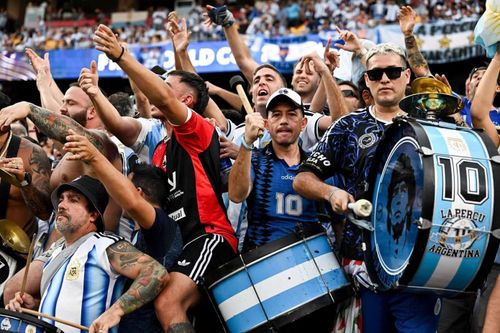 Các nhóm cổ động viên cuồng nhiệt mang theo trống, kèn và cờ lớn để tiếp lửa cho Argentina. Nhạc công trên khán đài liên tục tạo nhiệt bằng các bài hát truyền thống, góp phần biến trận đấu với Algeria thành ngày hội bóng đá của người Argentina tại Mỹ.