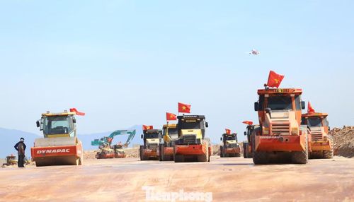 Máy móc thi công trên công trường dự án nâng cấp sân bay Phù Cát.