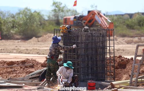 UBND tỉnh Gia Lai cũng có quyết định thành lập tổ công tác liên ngành phối hợp rà soát và triển khai đồng bộ các nhiệm vụ liên quan nhằm chuẩn bị đầy đủ các điều kiện cần thiết để đưa các hạng mục công trình tại Cảng hàng không Phù Cát vào khai thác sử dụng.