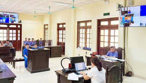 Hai bị cáo Nguyễn Minh Ánh và Nguyễn Thế Anh tham gia trực tiếp tại phiên tòa, bị cáo Nguyễn Văn Chính tham gia bằng hình thức trực tuyến từ Phân trại tạm giam Kỳ Anh (Công an Hà Tĩnh).