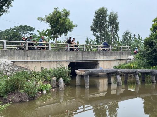 Người dân địa phương tiếc nuối khi chiếc cầu không còn nguyên hiện trạng.