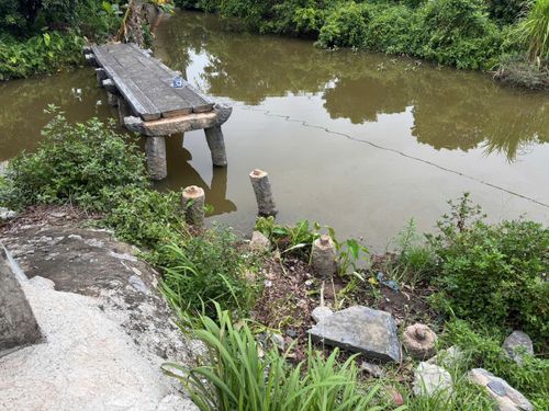 Hai nhịp cầu bao gồm 4 phiến đá xanh có niên đại hơn 100 năm đã bị lấy cắp.