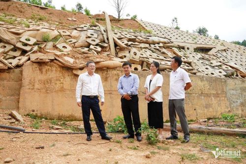 Bà Hồ Thị Minh, Phó Giám đốc Sở Dân tộc và Tôn giáo tỉnh Quảng Trị đi kiểm tra công trình sử dụng nguồn vốn chương trình MTQG 1719 trên địa bàn. Ảnh: Phạm Tiến