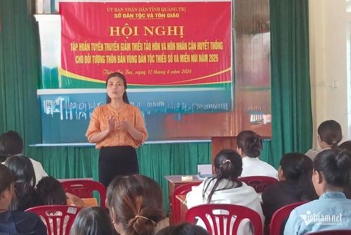 Bà Hồ Thị Minh (đứng) dành phần lớn thời gian để đưa chính sách dân tộc đến với cuộc sống của đồng bào. Ảnh: Phạm Tiến