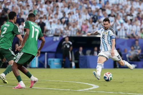 Messi như được sinh ra cho những siêu phẩm. Ảnh: AFA