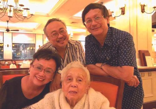 NSND Thái Thị Liên bên 3 người con. 