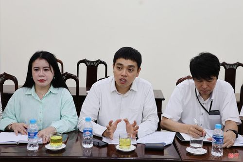 Ông Hoàng Văn Đức - Chủ tịch HĐQT Mirabo Global trao đổi một số nội dung về hợp tác chế biến và bảo quản hải sản.