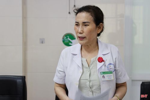 Bà Nguyễn Thị Diện - Giám đốc Bệnh viện Phục hồi chức năng Hà Tĩnh trao đổi với đoàn một số nội dung mà bệnh viện mong muốn được hợp tác, hỗ trợ.