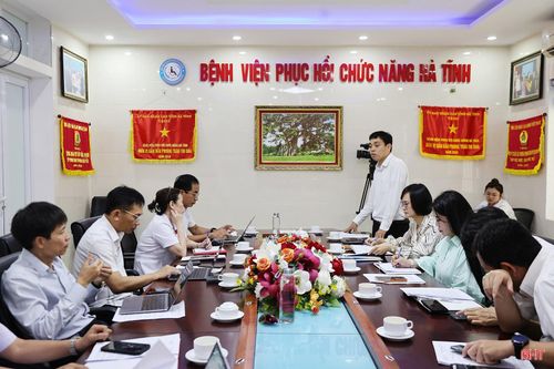 Đoàn công tác làm việc tại Bệnh viện Phục hồi chức năng Hà Tĩnh.