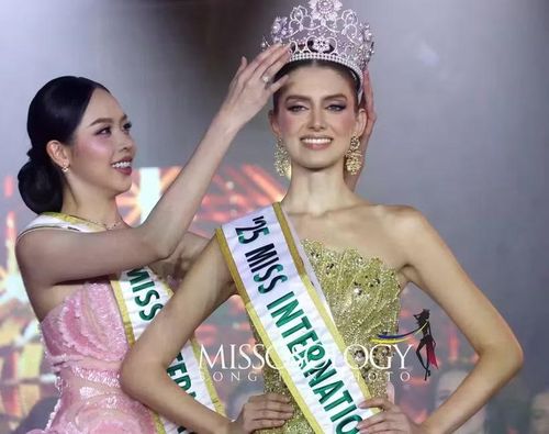 Hoa hậu Thanh Thủy trao lại vương miện cho người kế nhiệm cho tân Hoa hậu Catalina Duque (Colombia) tại Miss International 2025.