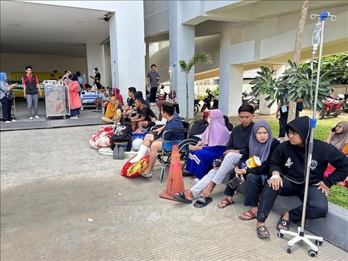 Các bệnh nhân sơ tán ra khỏi một bệnh viện sau động đất tại đảo Sulawesi, Indonesia ngày 16/6/2026. Ảnh: THX/TTXVN