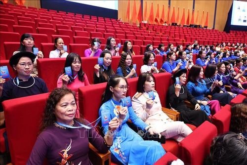 Các đại biểu biểu quyết tại Phiên thứ nhất của Đại hội đại biểu Phụ nữ toàn quốc lần thứ XIV. Ảnh: Minh Đức/TTXVN