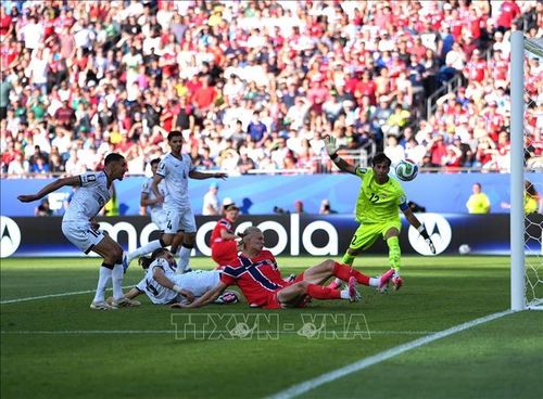 Tiền đạo Na Uy Erling Haaland (thứ 2, bên phải) ghi bàn nâng tỉ số lên 2-1 cho đội nhà. Ảnh: THX/TTXVN