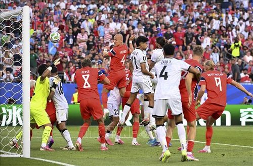 Hậu vệ Na Uy Leo Ostigard (số 4) ghi bàn thứ 3 vào lưới đội tuyển Iraq. Ảnh: THX/TTXVN
