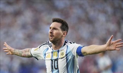 Tiền đạo Lionel Messi ăn mừng sau khi ghi bàn thắng mở tỉ số cho đội tuyển Argentina ở phút 17. Ảnh: THX/TTXVN