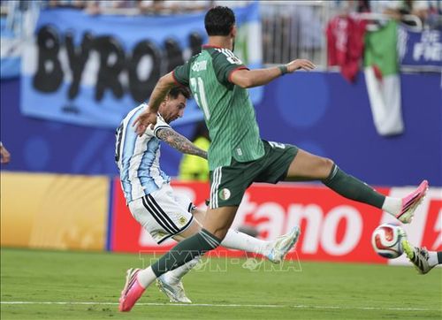 Tiền đạo Lionel Messi (trái) ghi bàn thắng mở tỉ số cho đội tuyển Argentina ở phút 17. Ảnh: THX/TTXVN