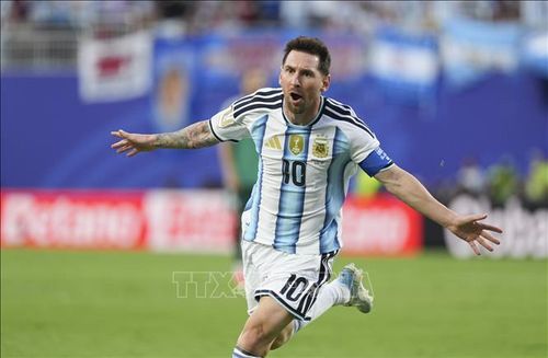 Tiền đạo Lionel Messi ăn mừng sau khi ghi bàn thắng mở tỉ số cho đội tuyển Argentina ở phút 17. Ảnh: THX/TTXVN