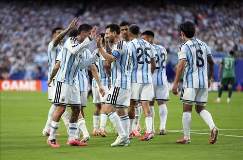 Tiền đạo Lionel Messi (giữa) ăn mừng cùng đồng đội sau khi ghi bàn thắng mở tỉ số cho đội tuyển Argentina. Ảnh: THX/TTXVN.