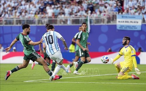 Pha sút bóng của tiền đạo Argentina Lionel Messi (số 10). Ảnh: THX/TTXVN