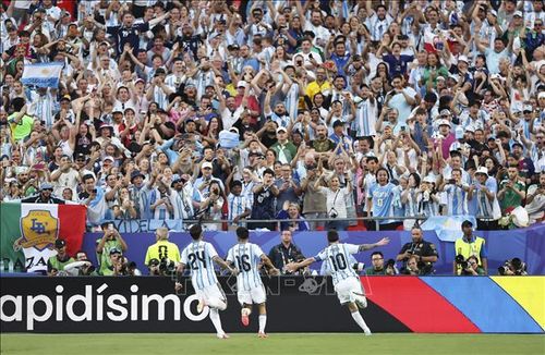 Tiền đạo Lionel Messi (số 10) ăn mừng sau khi ghi bàn thắng mở tỉ số cho đội tuyển Argentina. Ảnh: THX/TTXVN