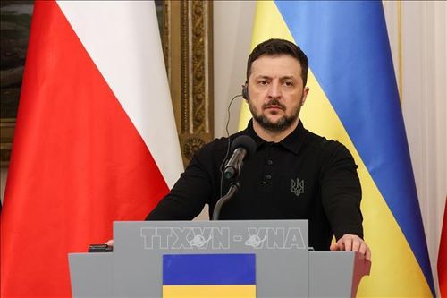 Tổng thống Ukraine Volodymyr Zelensky trong cuộc họp báo tại Warsaw, Ba Lan. Ảnh tư liệu: PAP/TTXVN