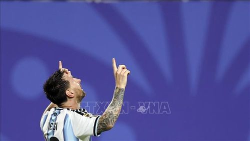 Pha ăn mừng của tiền đạo Lionel Messi sau khi ghi bàn thắng ấn định tỉ số 3-0 cho Argentina. Ảnh: THX/TTXVN