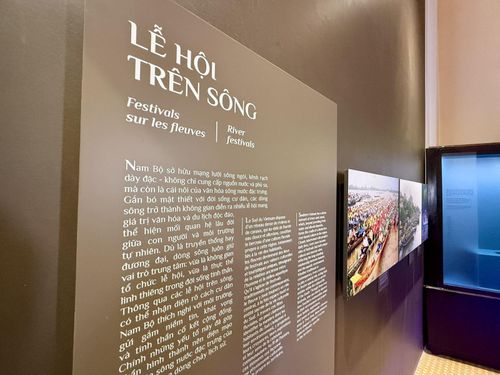 Khu vực trưng bày các lễ hội trên sông.
