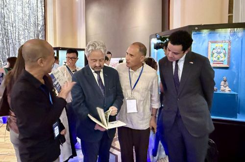 Đại biểu và khách mời của Tổng lãnh sự Pháp tại TP Hồ Chí Minh trao đổi thông tin tại trưng bày.
