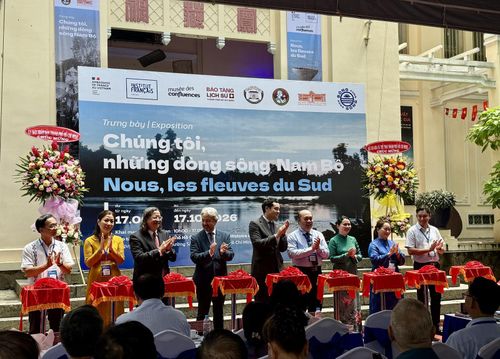 Đại biểu và khách mời thực hiện nghi thức cắt băng khai mạc trưng bày.